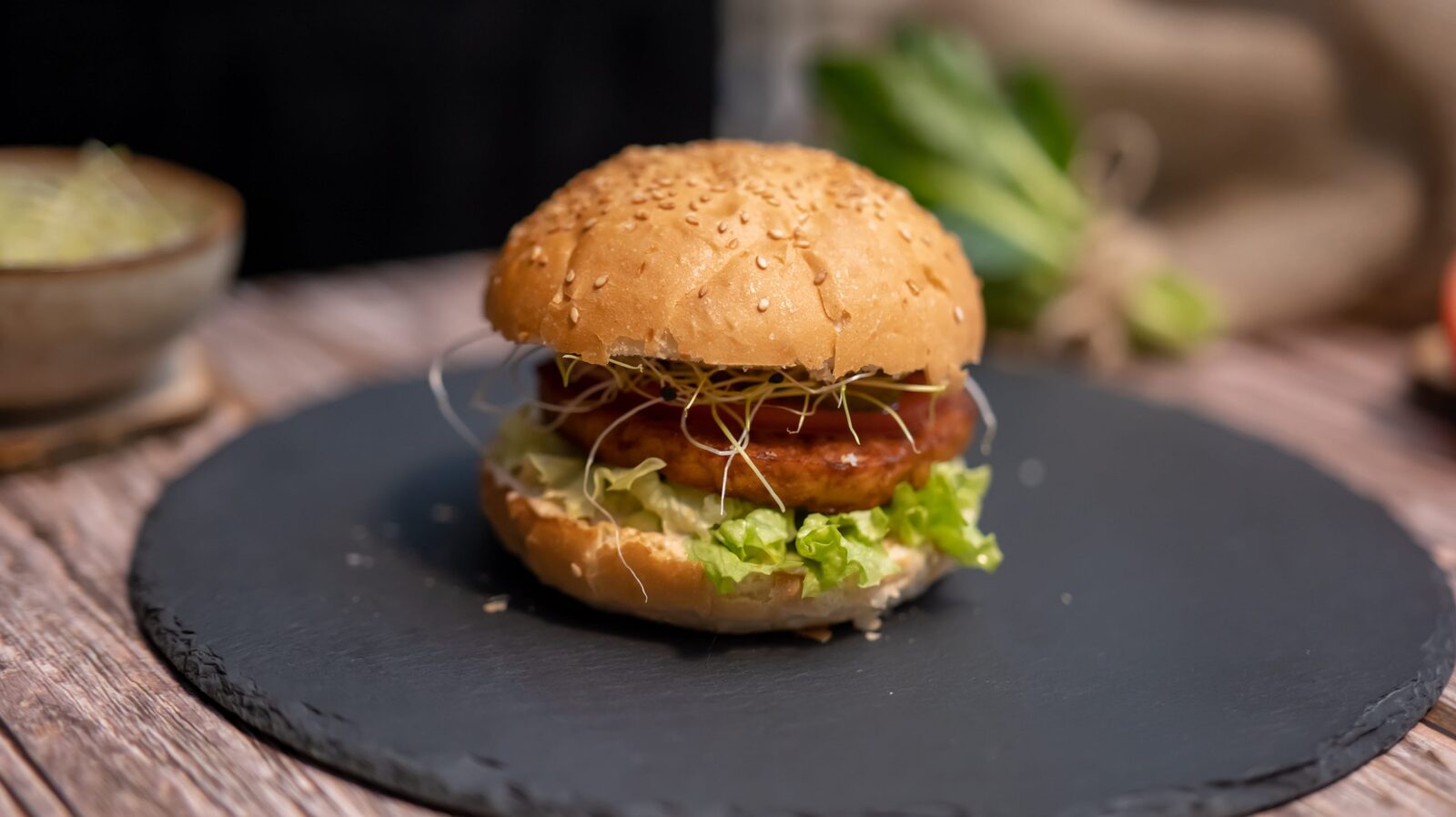 Burger s tempehom i klicama češnjaka