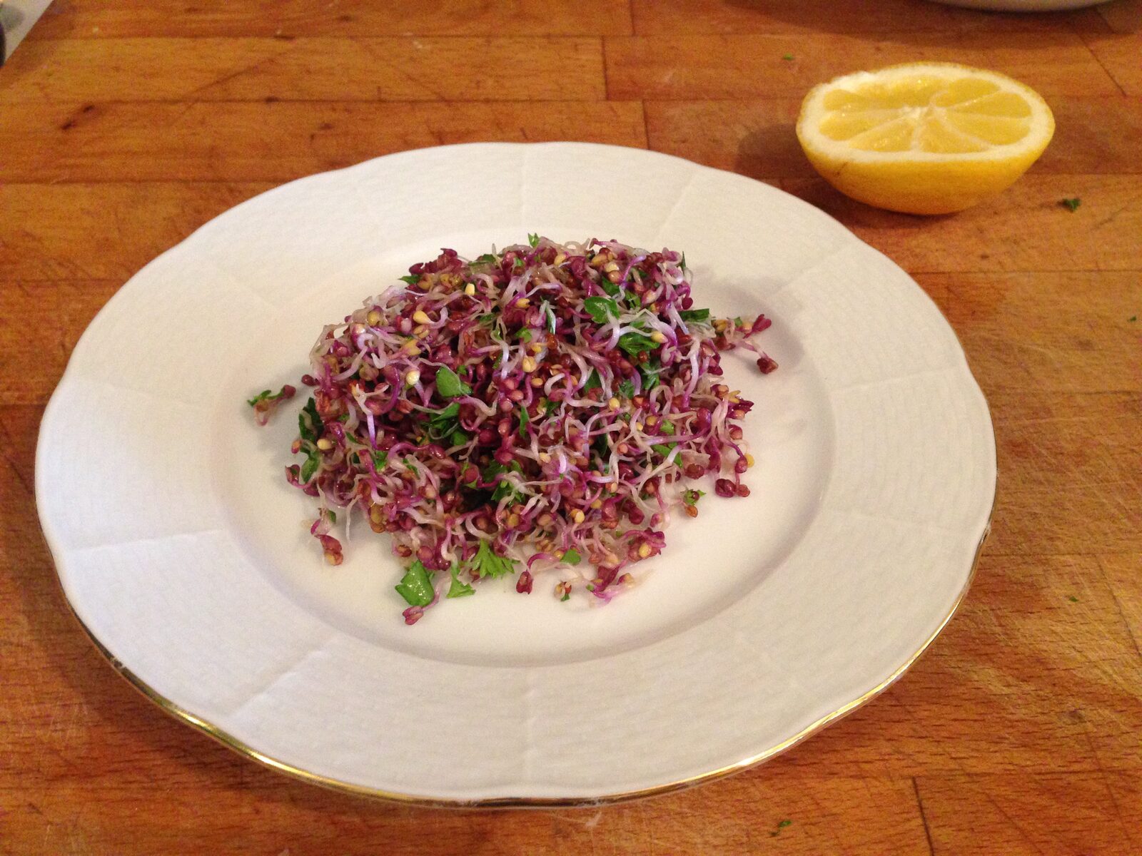 Salata od klica zelja s peršinom