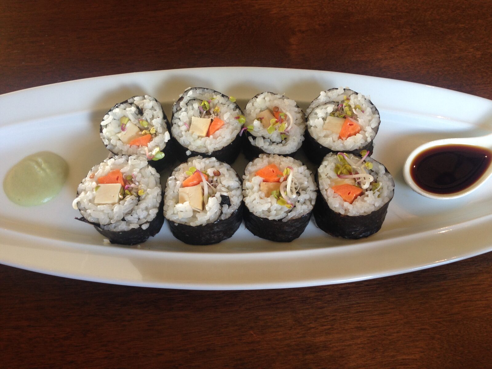 Sushi sa tofuom i klicama rotkvice