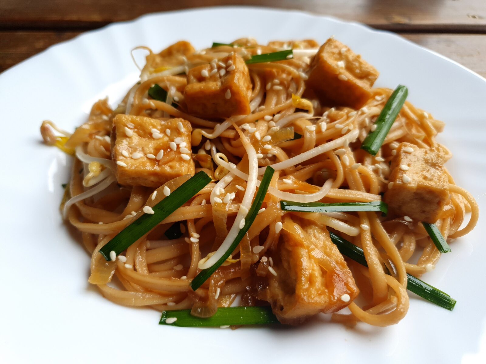 Udon rezanci s klicama mungo graha i tofuom